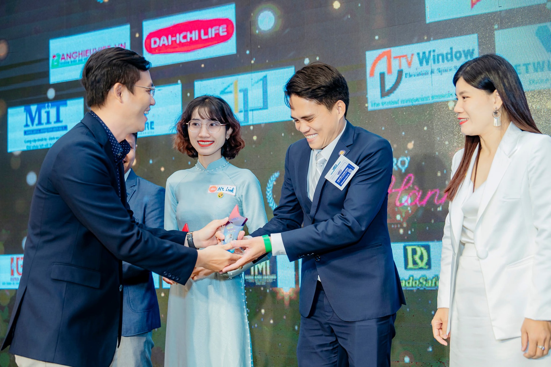 ĐẶT CƯỢC VÀO TAY ĐUA, ĐỪNG ĐẶT VÀO CHÚ NGỰA