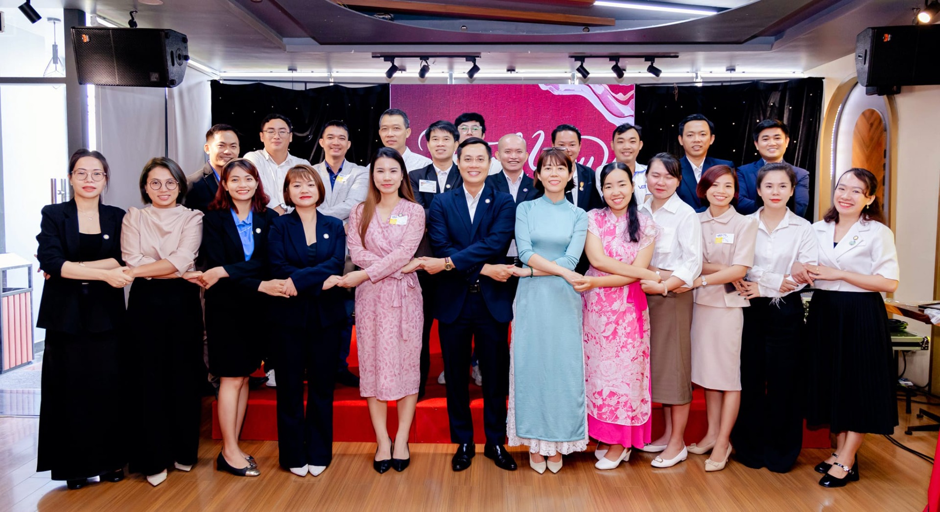 BÓ SẢN PHẨM - CHIẾC BÈ CỨU SINH CHO DOANH NGHIỆP